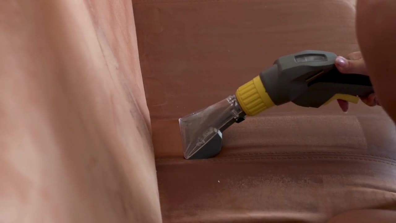 Extração durante o cuidado com o tecido de um sofá.